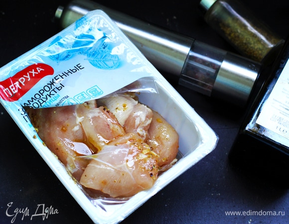 Готовим маринад. Все ингредиенты смешать, посолить, приправы положить по своему вкусу в подходящем вам количестве.