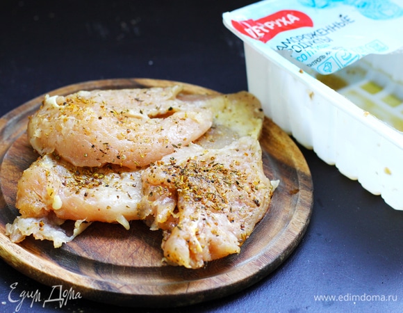 Филе куриное ТМ «Петруха» немного отбить и замариновать не менее чем на 1 час. Я мариновала всю ночь в холоде.