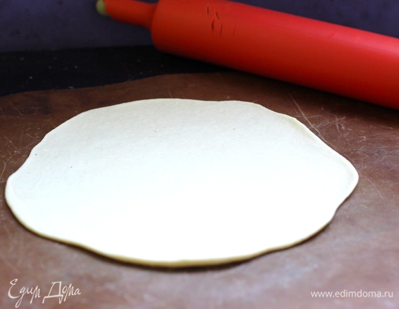 Питы. Дрожжи растворить в теплой воде с сахаром, оставить на 15 минут. В раствор всыпать половину муки, оливковое масло, теплое молоко и соль. Замесить тесто. Постепенно добавить оставшуюся муку до получения эластичного теста. Вымесить тесто 10 минут, закрыть пленкой и оставить на 1–1,5 часа. Из теста выбить воздух, разделить его на 4 части. На воздухе не оставлять — тесто быстро сохнет. Необходимо накрыть полотенцем. Нагреть большую сковороду с антипригарным покрытием. Раскатать шарик теста диаметром около 18 см.