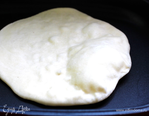 Жарить на среднем огне на сухой сковороде до появления на поверхности пузырей.