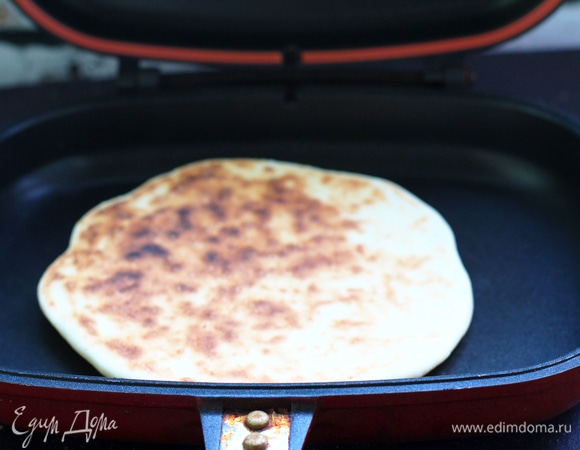 Перевернуть и подпечь с другой стороны. Положить теплую питу в пакет и накрыть полотенцем. Сохранять питы теплыми. Можно завернуть их в фольгу.