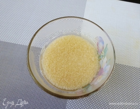Кускус залить горячей водой на 2 см выше крупы. Закрыть крышкой и дать набухнуть минут 20–30.
