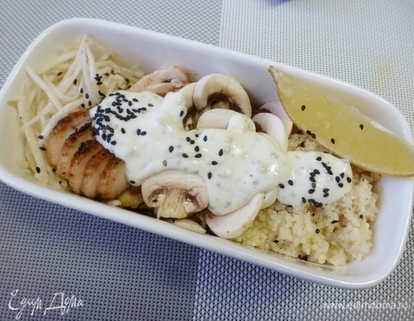 Полить приготовленным соусом. Посыпать кунжутом и положить дольку лимона.