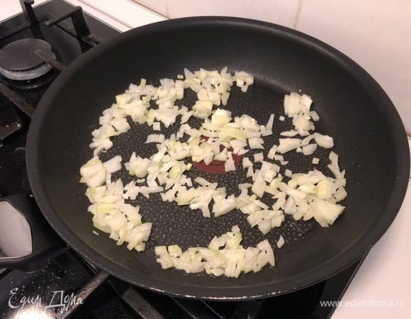 Лук мелко режем и обжариваем на сковородке. Я обжаривала все на оливковом масле для жарки.