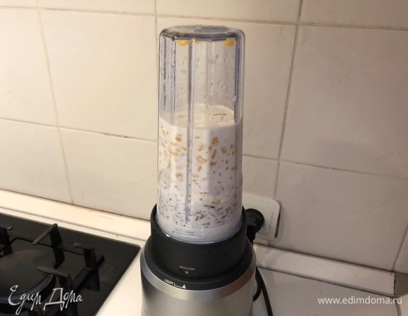 Пока креветки готовятся, обжаренный лук вместе с кукурузой и сливками отправляем в блендер. При желании можно затем через сито процедить, чтобы супчик был более нежным.