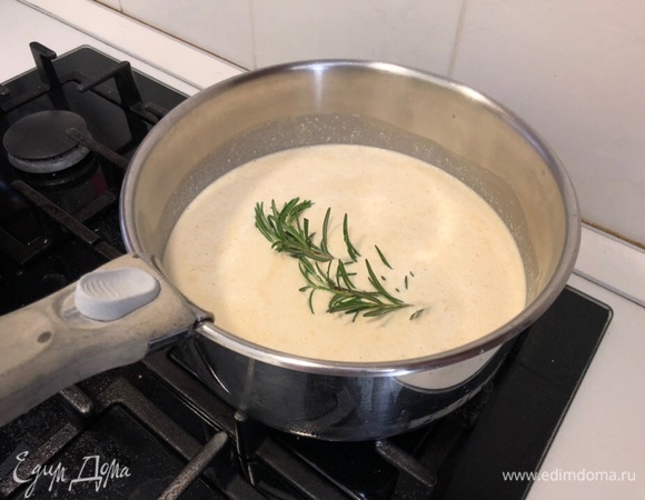 После того как взбили все блендере, отправляем суп в кастрюлю и немного подогреваем. Для аромата можно положить веточку розмарина.