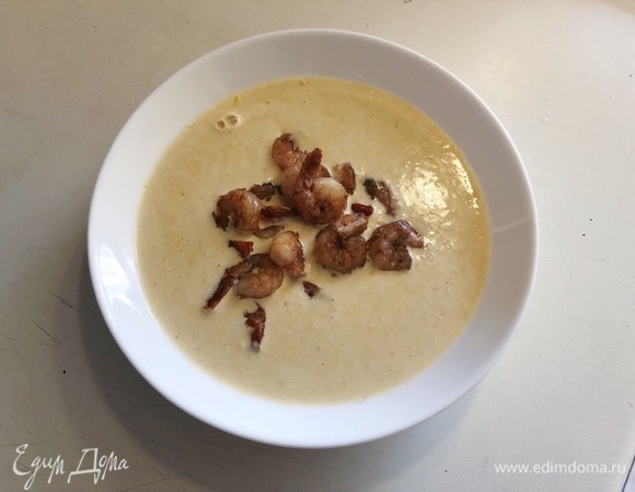 После того как супчик подогрелся, можно подавать на стол. Сверху украшаем суп обжаренными креветками.