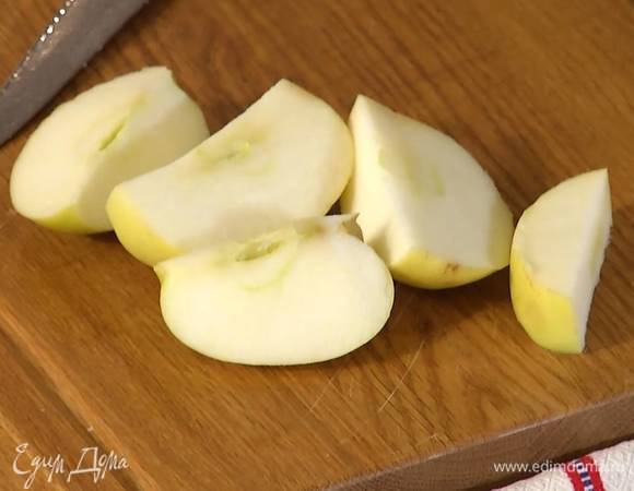 Яблоко, удалив сердцевину, разрезать на 4 части.