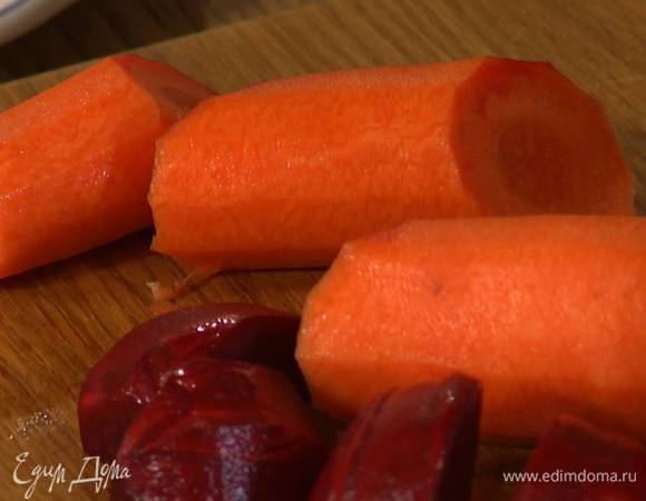 Свеклу и морковь почистить и крупно порезать.