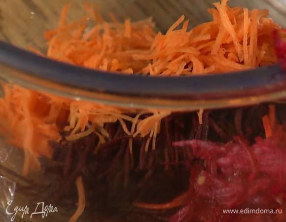 Измельчить яблоко и овощи в стружку в комбайне или натереть на крупной терке.