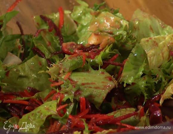 Выложить натертые овощи и яблоко в салатницу, добавить салатный микс, горчицу, полить все оливковым маслом, лимонным соком, посолить, поперчить и перемешать.<br />
 