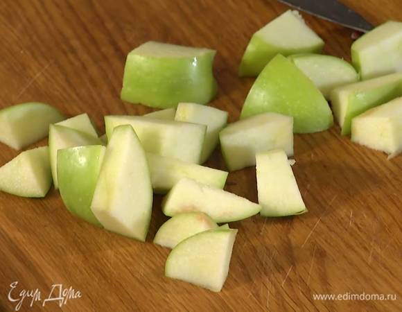 Яблоко, удалив сердцевину, нарезать кубиками.
