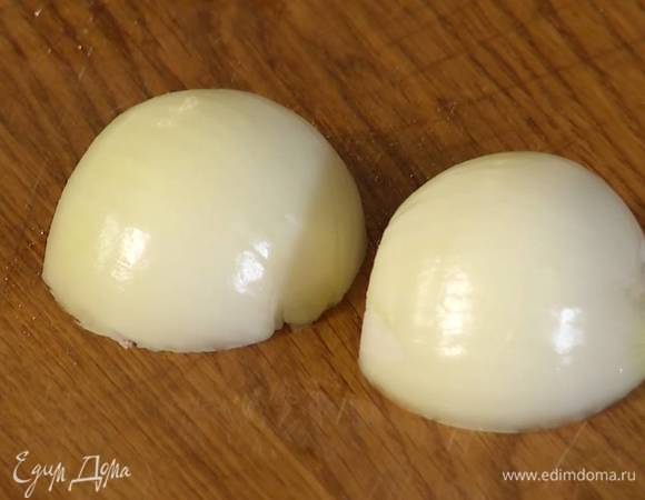 Белую луковицу почистить и нарезать небольшими кусочками.<br />
 