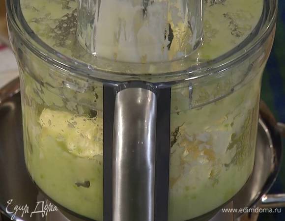 Яблоко и лук измельчить в блендере в пюре, затем добавить 180 г предварительно размягченного сливочного масла и взбить все еще немного.