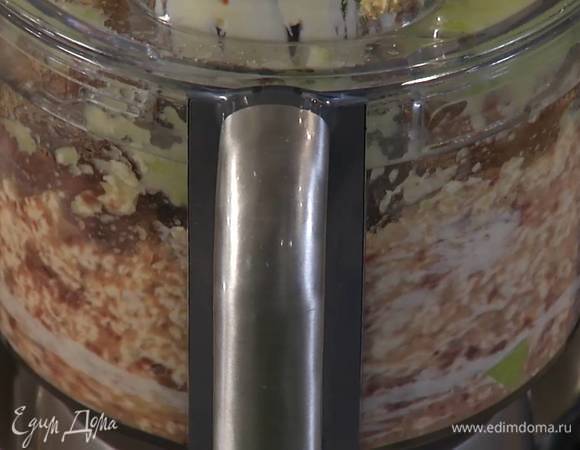 Не выключая блендера, частями добавить куриную и перепелиную печень.