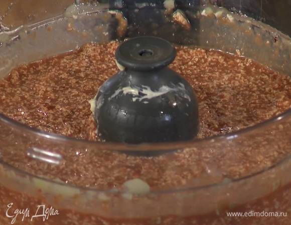 Продолжая взбивать, добавить яйца, соль, перец, влить коньяк и измельчить все в однородную массу.