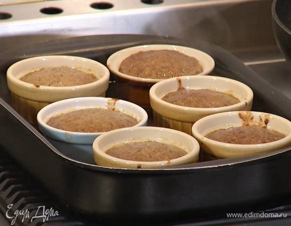 Поместить формы с паштетом в глубокий противень, наполовину заполненный кипятком, и запекать в разогретой духовке около 30 минут.
