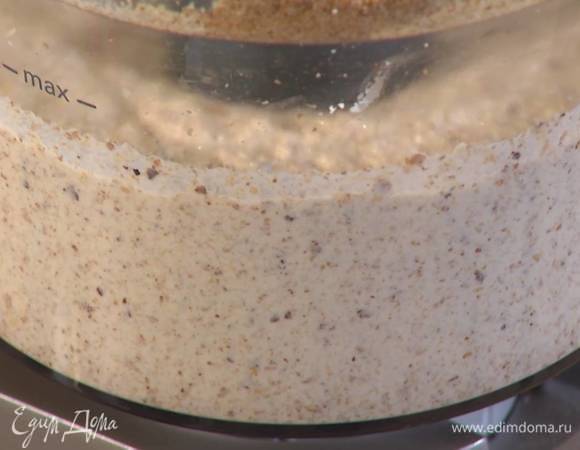 Влить молоко, сливки, 2‒3 ст. ложки оливкового масла и взбить все в однородную массу, затем слегка посолить, добавить черный перец, чили и еще немного взбить.