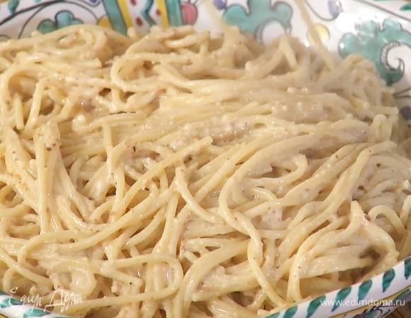 В горячие макароны добавить часть ореховой массы (по вкусу), влить оставшееся оливковое масло, немного воды, в которой варились макароны, и все перемешать.