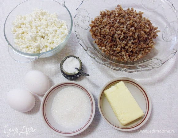 Основные ингредиенты для приготовления крупеника: 1,5–2 стакана вареной гречки (в ингредиентах указана не вареная гречневая крупа), творог (можно взять любой), яйца, сливочное масло, соль и сахар.