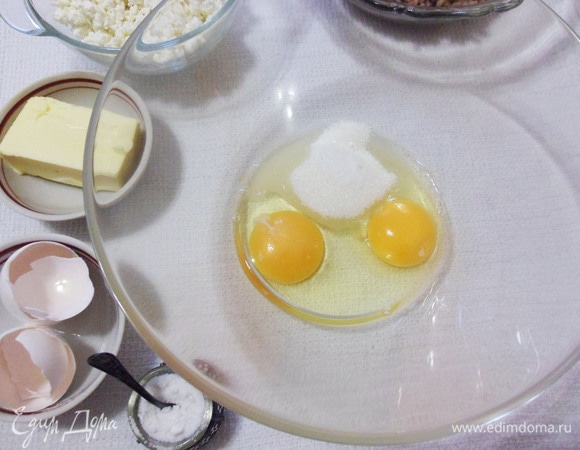 В миску разбиваем яйца, добавляем сахар и соль. Взбиваем вилкой.