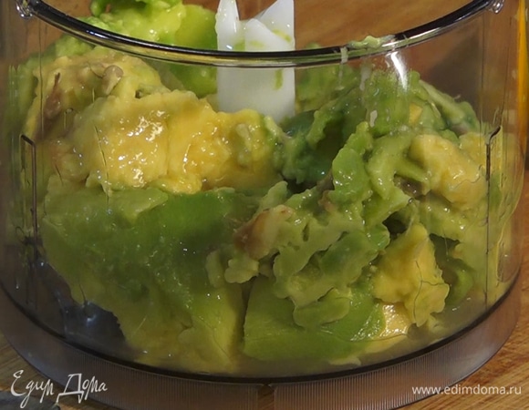 Туда же добавить сок половины лимона и чеснок.