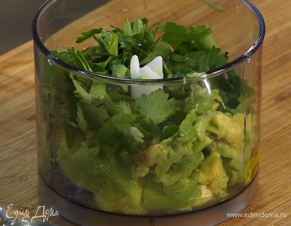 Мелко нарезать острый перец и кинзу, всыпать к авокадо. Добавить оливковое масло.