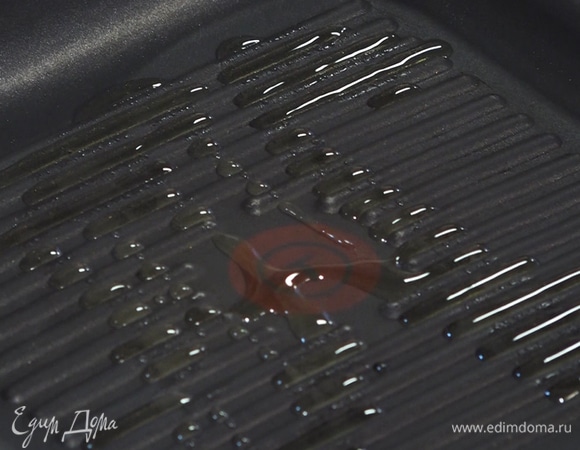 Разогреть сковороду-гриль с растительным маслом.  