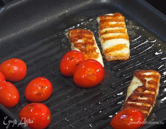 Сулугуни нарезать на крупные ломтики, добавить на сковороду вместе с помидорами, обжарить.