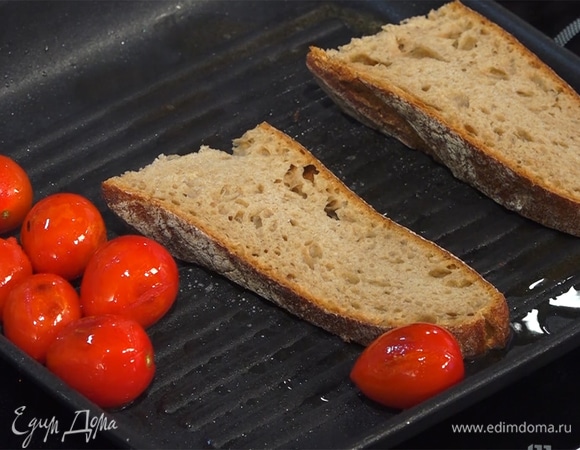 Сыр снять со сковороды, на его место выложить хлеб, также обжарить.