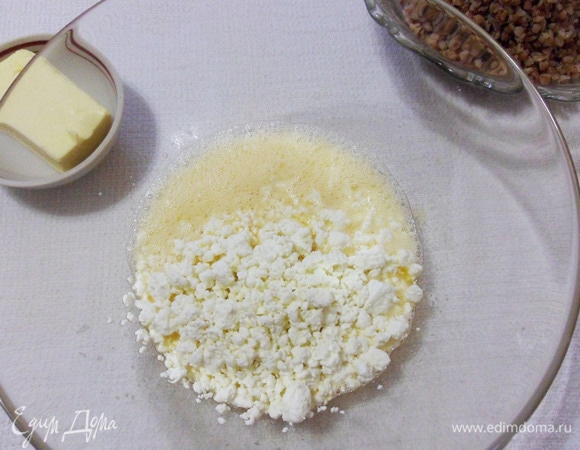 Добавляем творог, хорошо размешиваем.