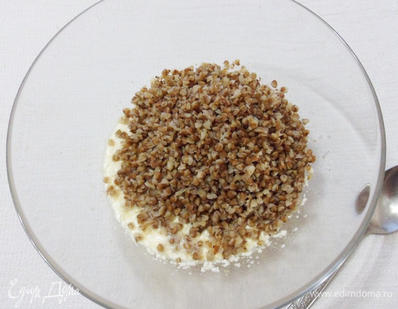 Всыпаем вареную гречку. Аккуратно перемешиваем. Масса получается не слишком вязкой и не слишком жидкой.