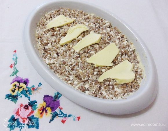 Для того чтобы у крупеника была зажаристая корочка, сверху выложим кусочки оставшегося сливочного масла. Ставим в предварительно разогретую до 200°C духовку на 35–40 минут.