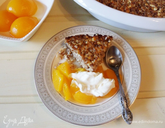 У меня в тарелке крупеник с консервированными персиками в собственном соку и сметаной. Угощайтесь! Вкусно!