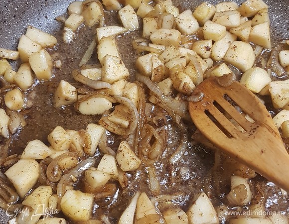 К луку добавить яблоки и жарить 2 минуты.