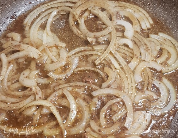 На это же сковороде потом обжарить лук до золотистого цвета.