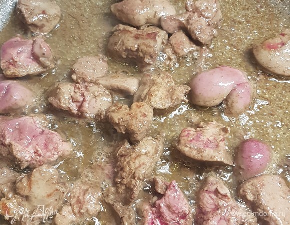 На сильном огне партиями в несколько заходов обжарить печень до золотистой корочки. На это будет уходить буквально 3 минуты.