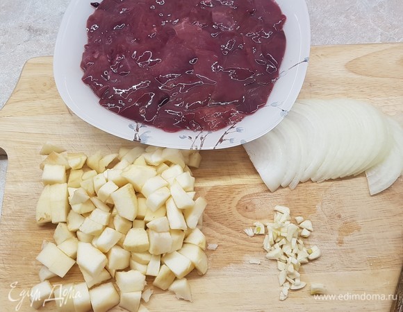 Куриную печень нарезать кусочками, лук — полукольцами, чеснок мелко порубить. Яблоки очистить от кожицы и семян и нарезать кубиками.
