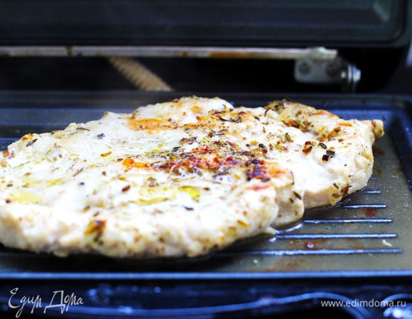 Куриное филе ТМ «Петруха» посолить, поперчить и загрилловать.