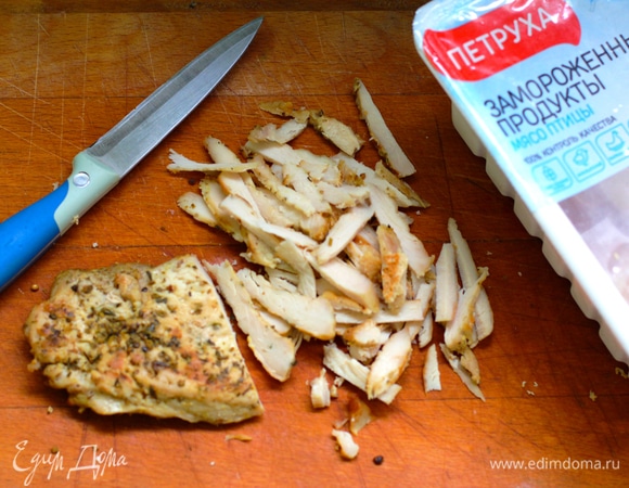 У меня филе было приготовлено заранее. Готовое филе тонко нарезать жюльеном (тонкими длинными полосками).