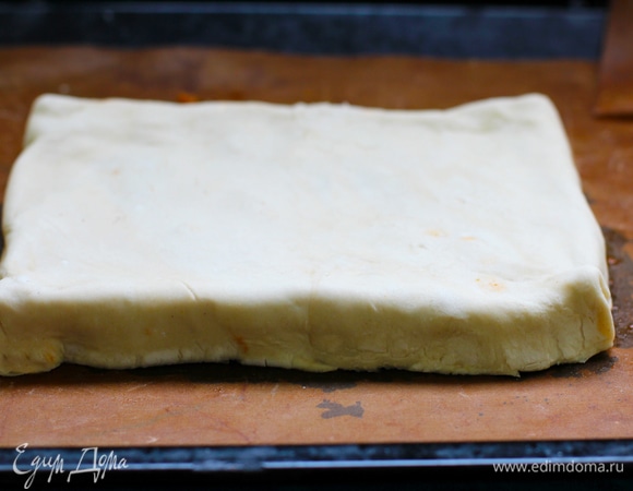 Укладываем поверх сыра пласт теста, ровняем, края загибаем вниз, чтобы получились бортики. Должна получиться перевернутая коробка, как для пиццы.