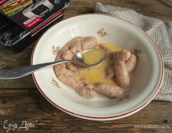 Разбиваем в миску сырое яйцо.