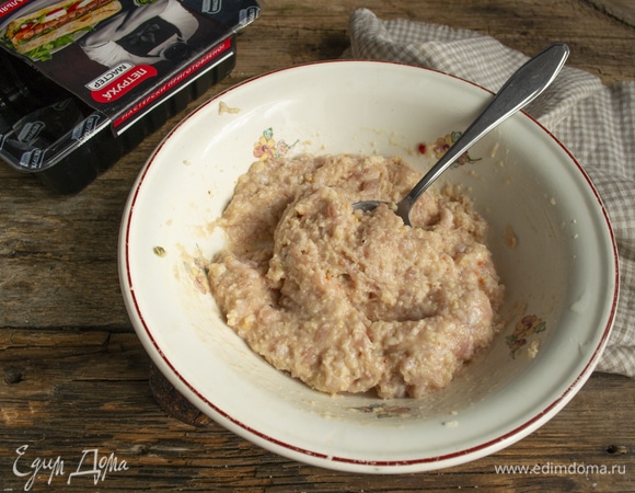 Один ломтик белого хлеба размачиваем в молоке, добавляем в фарш, тщательно вымешиваем. По вкусу солим с учетом того, что фарш в колбасках уже соленый.