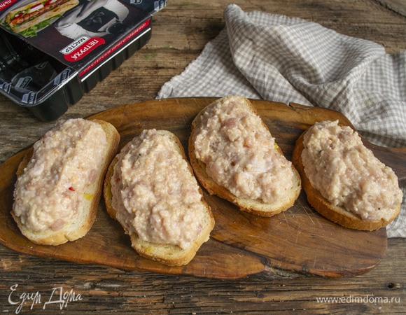 Делаем четыре котлеты, кладем на ломтики хлеба.