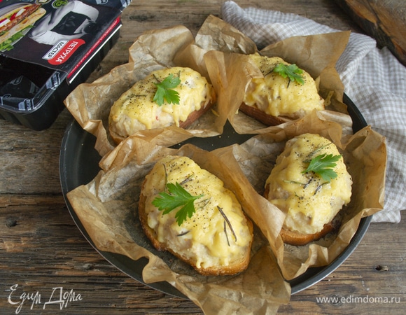Духовку разогреваем до 180°C, ставим противень в центр, запекаем 20 минут. За пару минут до конца готовки можно включить гриль. Готовые бутерброды по вкусу перчим, украшаем зеленью. Приятного аппетита.