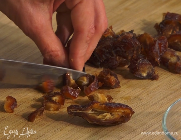 Финики крупно нарезать.
