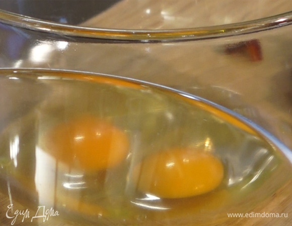 В миску разбить яйца, влить молоко, взбить венчиком.