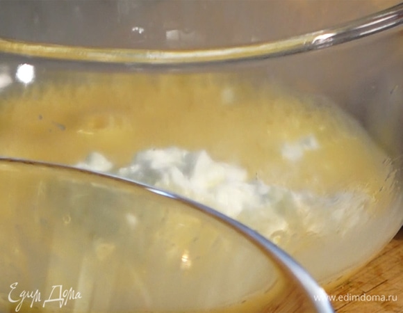Добавить йогурт и растительное масло.