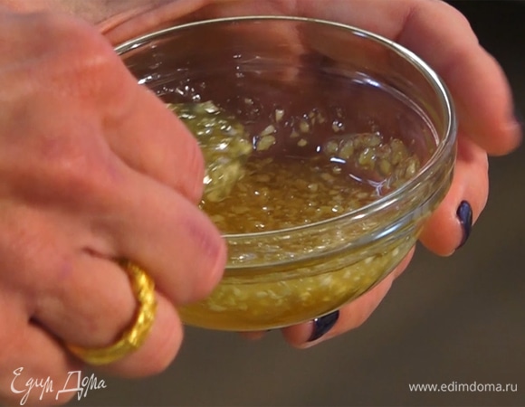 Имбирь мелко нарезать, смешать с половиной чайной ложки меда, добавить к жидким ингредиентам. Все тщательно перемешать.