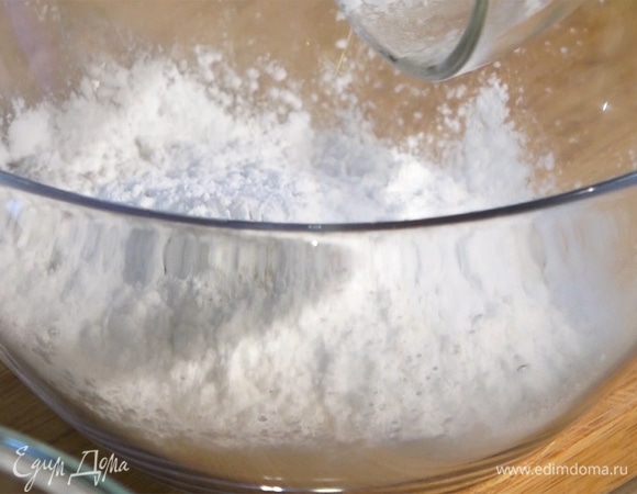 В отдельной миске крахмал смешать с молотым имбирем и разрыхлителем.